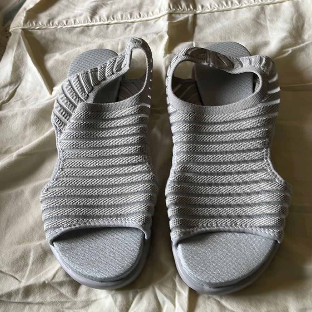 Varskarc. Size 10.5 Light gray sandal washable